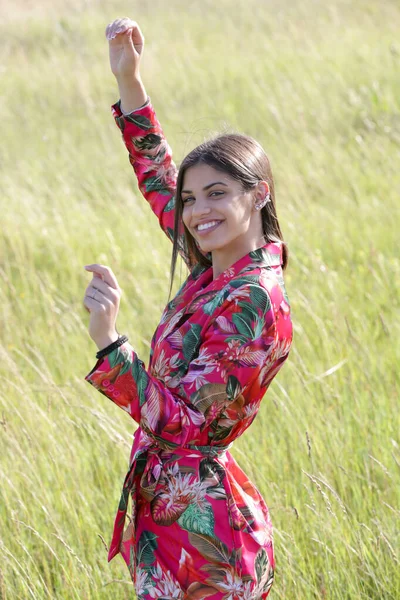 Retrato Aire Libre Hermosa Adolescente Vestido Floral Brillante Prado — Foto de Stock