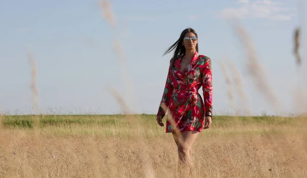 Outdoor Porträt Von Wunderschönen Teenager Mädchen Hellen Floralen Kleid Auf — Stockfoto