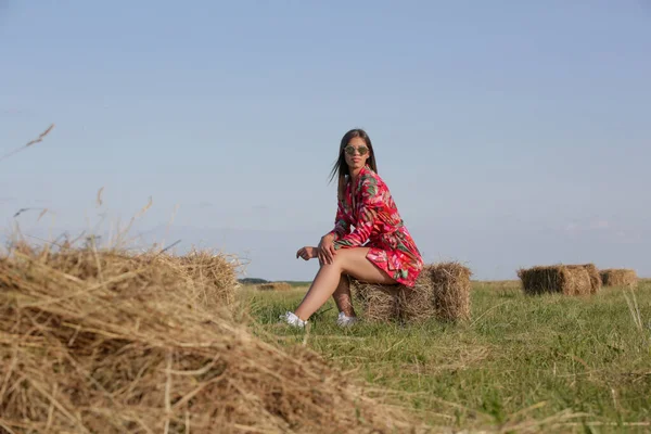 Outdoor Porträt Von Wunderschönen Teenager Mädchen Hellen Floralen Kleid Auf — Stockfoto