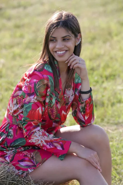 Retrato Aire Libre Hermosa Adolescente Vestido Floral Brillante Prado — Foto de Stock