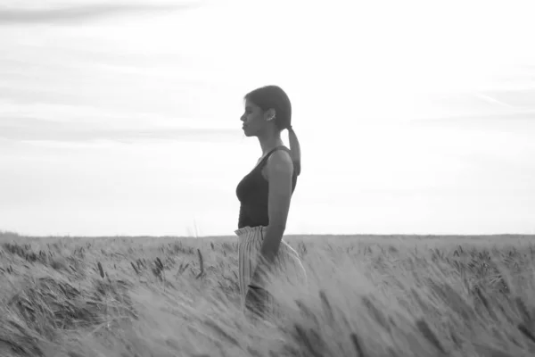 黒と白の肖像画の美しいです十代の女の子オンザ草原 — ストック写真
