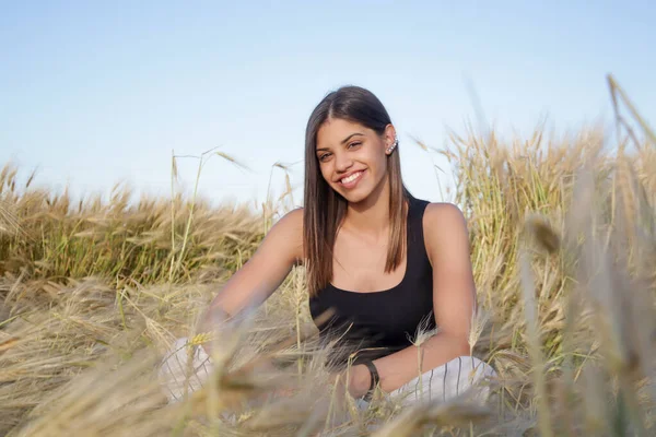 Outdoor Portrait Gorgeous Brunette Girl Black White Outfit Meadow — Stock Photo, Image