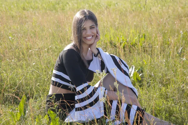 Retrato Aire Libre Hermosa Chica Morena Traje Blanco Negro Prado — Foto de Stock