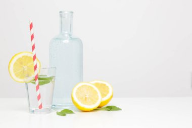 Bambu kamışlı limonlu su. Sağlıklı detoks içeceği. Tek kullanımlık plastik pipetlere alternatif olarak yeniden kullanılabilir bambu pipetleri, sağlıklı ve sürdürülebilir yaşam tarzı kavramı
