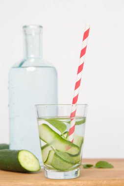 Renkli kağıt kamışla salatalık arındırma suyu. Sağlıklı detoks içeceği.