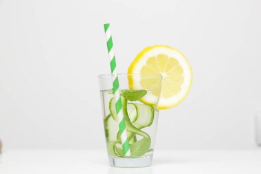 Renkli kağıt kamışlı limonlu salatalık suyu. Sağlıklı detoks içeceği.