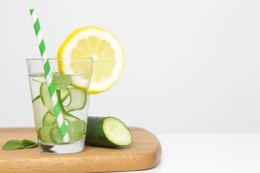 Renkli kağıt kamışlı limonlu salatalık suyu. Sağlıklı detoks içeceği.