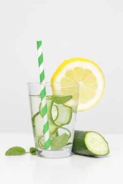Renkli kağıt kamışlı limonlu salatalık suyu. Sağlıklı detoks içeceği.
