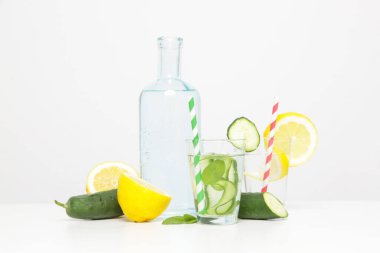 Renkli kağıt kamışlı limonlu salatalık suyu. Sağlıklı detoks içeceği.