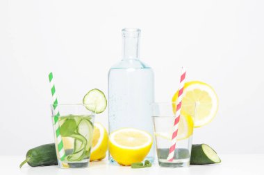 Renkli kağıt kamışlı limonlu salatalık suyu. Sağlıklı detoks içeceği.