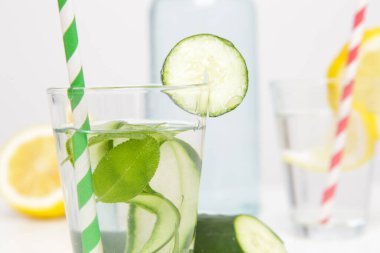 Renkli kağıt kamışlı limonlu salatalık suyu. Sağlıklı detoks içeceği.