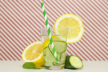 Renkli kağıt kamışlı limonlu salatalık suyu. Sağlıklı detoks içeceği.