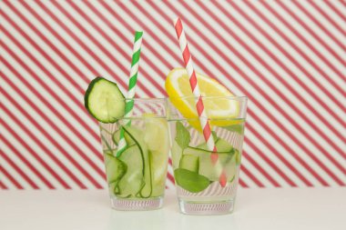 Renkli kağıt kamışlı limonlu salatalık suyu. Sağlıklı detoks içeceği.