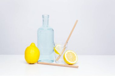 Bambu kamışlı limonlu su. Sağlıklı detoks içeceği. Tek kullanımlık plastik pipetlere alternatif olarak yeniden kullanılabilir bambu pipetleri, sağlıklı ve sürdürülebilir yaşam tarzı kavramı