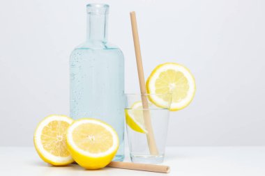 Bambu kamışlı limonlu su. Sağlıklı detoks içeceği. Tek kullanımlık plastik pipetlere alternatif olarak yeniden kullanılabilir bambu pipetleri, sağlıklı ve sürdürülebilir yaşam tarzı kavramı