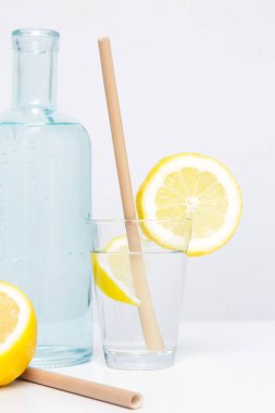Bambu kamışlı limonlu su. Sağlıklı detoks içeceği. Tek kullanımlık plastik pipetlere alternatif olarak yeniden kullanılabilir bambu pipetleri, sağlıklı ve sürdürülebilir yaşam tarzı kavramı
