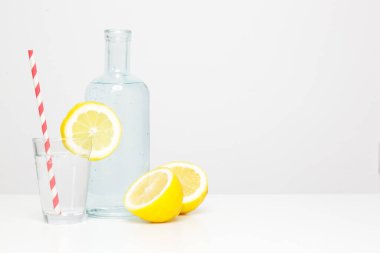 Bambu kamışlı limonlu su. Sağlıklı detoks içeceği. Tek kullanımlık plastik pipetlere alternatif olarak yeniden kullanılabilir bambu pipetleri, sağlıklı ve sürdürülebilir yaşam tarzı kavramı
