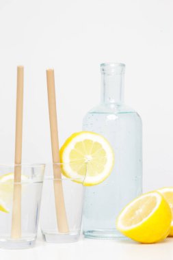 Bambu kamışlı limonlu su. Sağlıklı detoks içeceği. Tek kullanımlık plastik pipetlere alternatif olarak yeniden kullanılabilir bambu pipetleri, sağlıklı ve sürdürülebilir yaşam tarzı kavramı