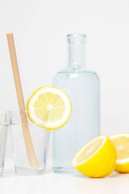 Bambu kamışlı limonlu su. Sağlıklı detoks içeceği. Tek kullanımlık plastik pipetlere alternatif olarak yeniden kullanılabilir bambu pipetleri, sağlıklı ve sürdürülebilir yaşam tarzı kavramı