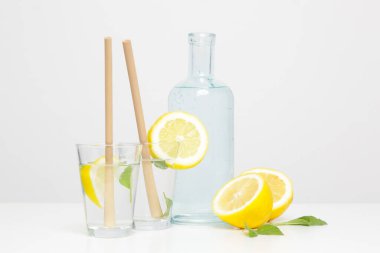 Bambu kamışlı limonlu su. Sağlıklı detoks içeceği. Tek kullanımlık plastik pipetlere alternatif olarak yeniden kullanılabilir bambu pipetleri, sağlıklı ve sürdürülebilir yaşam tarzı kavramı