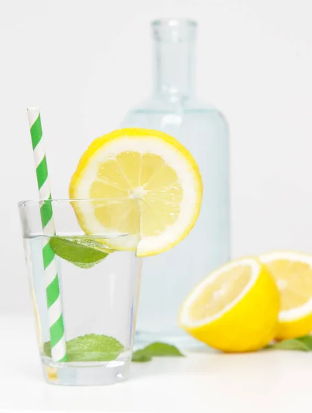 Zitronenwasser Mit Bambusstroh Gesunder Detox Drink Mehrweg Bambushalme Als Alternative — Stockfoto