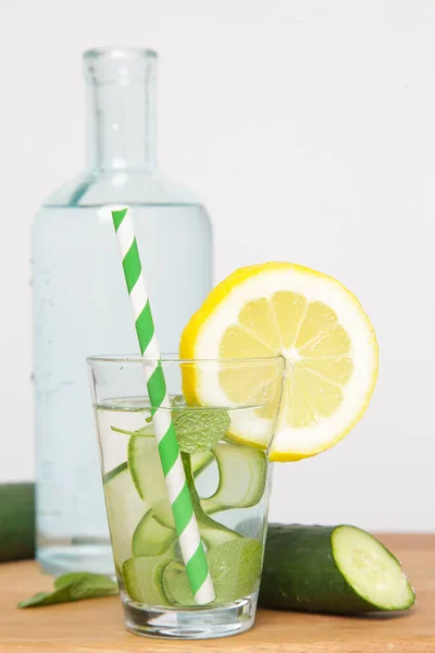 Agua Pepino Limón Con Paja Papel Colores Bebida Sana Desintoxicación — Foto de Stock