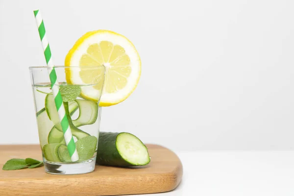 Água Pepino Limão Com Palha Papel Colorido Bebida Saudável Desintoxicação — Fotografia de Stock