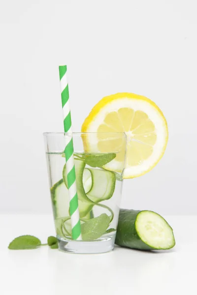 Renkli Kağıt Kamışlı Limonlu Salatalık Suyu Sağlıklı Detoks Içeceği — Stok fotoğraf