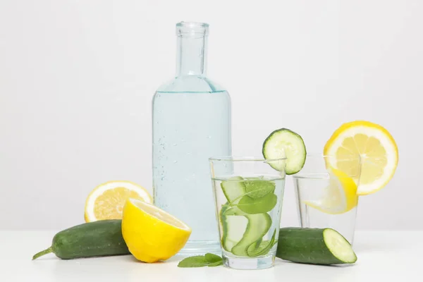 Agua Pepino Limón Con Paja Papel Colores Bebida Sana Desintoxicación — Foto de Stock