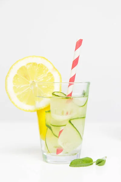 Água Pepino Limão Com Palha Papel Colorido Bebida Saudável Desintoxicação — Fotografia de Stock