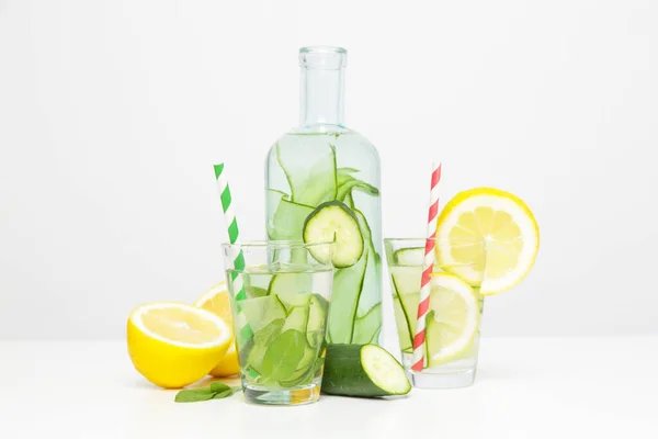 Agua Pepino Limón Con Paja Papel Colores Bebida Sana Desintoxicación — Foto de Stock