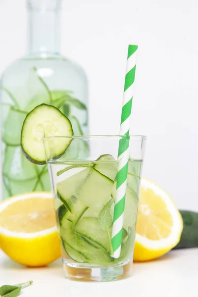 Água Pepino Limão Com Palha Papel Colorido Bebida Saudável Desintoxicação — Fotografia de Stock