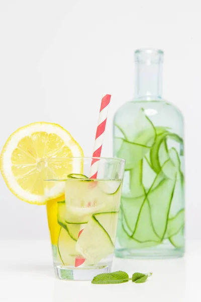 Acqua Cetriolo Limone Con Paglia Carta Colorata Bevanda Disintossicante Sana — Foto Stock
