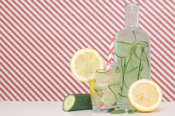 Água Pepino Limão Com Palha Papel Colorido Bebida Saudável Desintoxicação — Fotografia de Stock