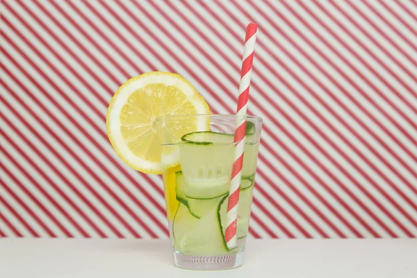 Renkli Kağıt Kamışlı Limonlu Salatalık Suyu Sağlıklı Detoks Içeceği — Stok fotoğraf