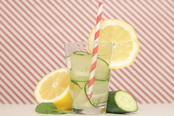 Лимонная Огуречная Вода Разноцветной Бумажной Соломой Здоровый Детоксикации Напиток — стоковое фото