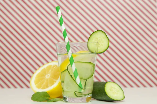 Acqua Cetriolo Limone Con Paglia Carta Colorata Bevanda Disintossicante Sana — Foto Stock