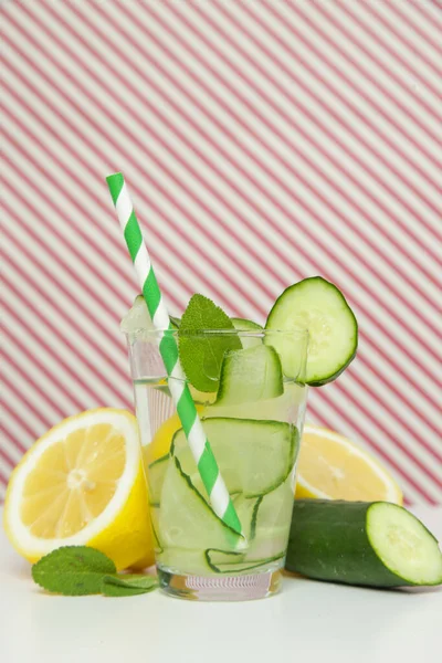 Água Pepino Limão Com Palha Papel Colorido Bebida Saudável Desintoxicação — Fotografia de Stock