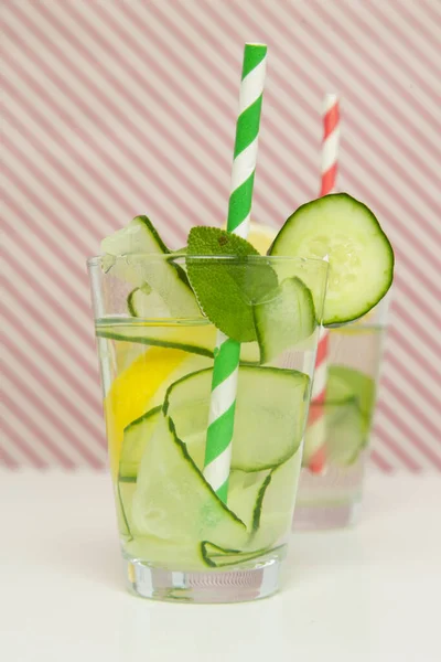 柠檬黄瓜水与彩色纸草 健康的排毒饮料 — 图库照片
