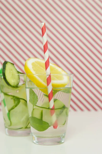 Citrongurka Vatten Med Färgglada Papper Halm Friska Avgiftningsdrycker — Stockfoto