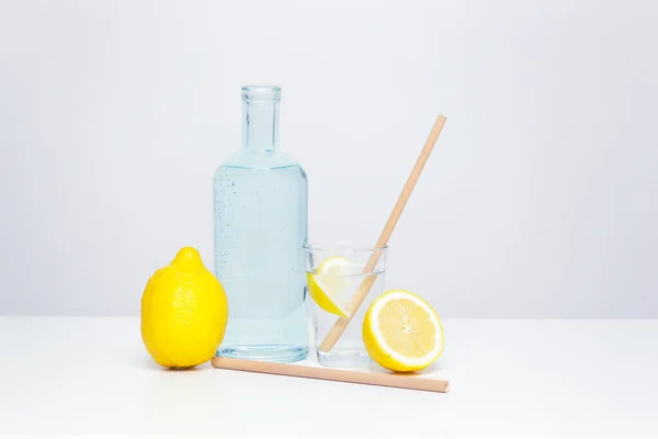 Zitronenwasser Mit Bambusstroh Gesunder Detox Drink Mehrweg Bambushalme Als Alternative — Stockfoto