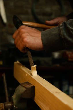 Marangoz atölyede tahta kesiyor..