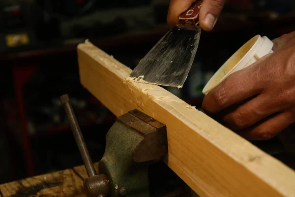 Handyman Gladstrijken Houten Plank Met Skim Jas Stopverf Aanbrengen Een — Stockfoto