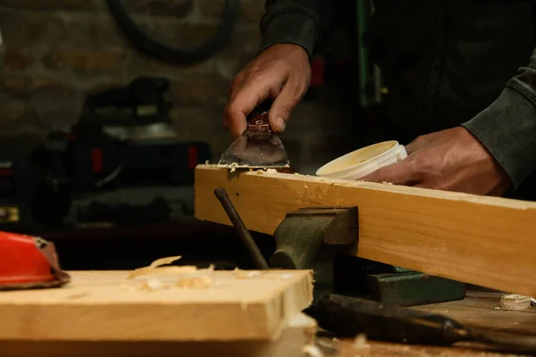 Tuttofare Sta Levigando Tavola Legno Con Cappotto Scremato Applica Stucco — Foto Stock