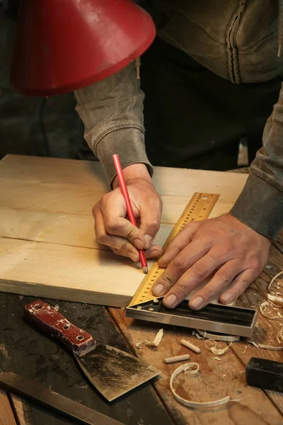 Misurazione Marcatura Legno Falegname Con Strumento Misura Quadrata Velocità Officina — Foto Stock