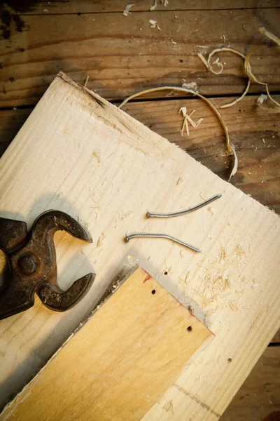 Bovenaanzicht Aan Houten Tafel Met Houtsnijgereedschap Timmerlieden Scharen Houten Planken — Stockfoto