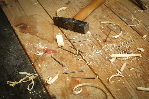 Bovenaanzicht Aan Houten Tafel Met Houtsnijgereedschap Hamer Houten Planken — Stockfoto