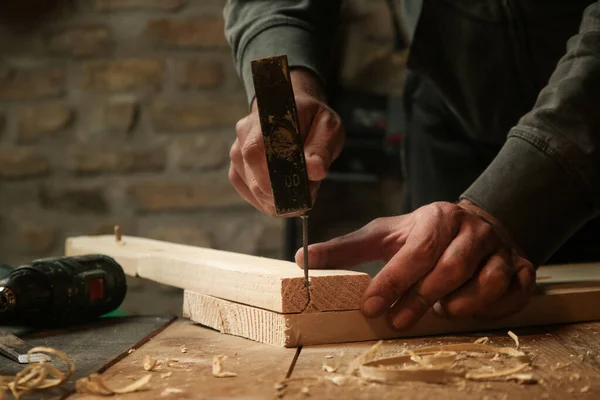 Timmerman Hameren Spijker Houten Plank Werkplaats — Stockfoto