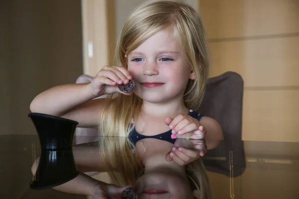 Εσωτερική Πορτρέτο Του Αξιολάτρευτο Κοριτσάκι Τρώει Μπάλες Σοκολάτας Από Μπολ — Φωτογραφία Αρχείου