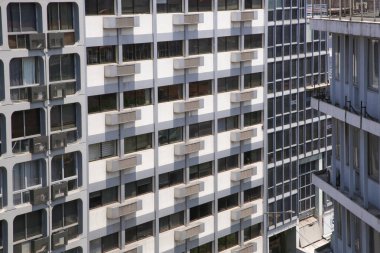 Balkonlu ve pencereli apartman cephesi.